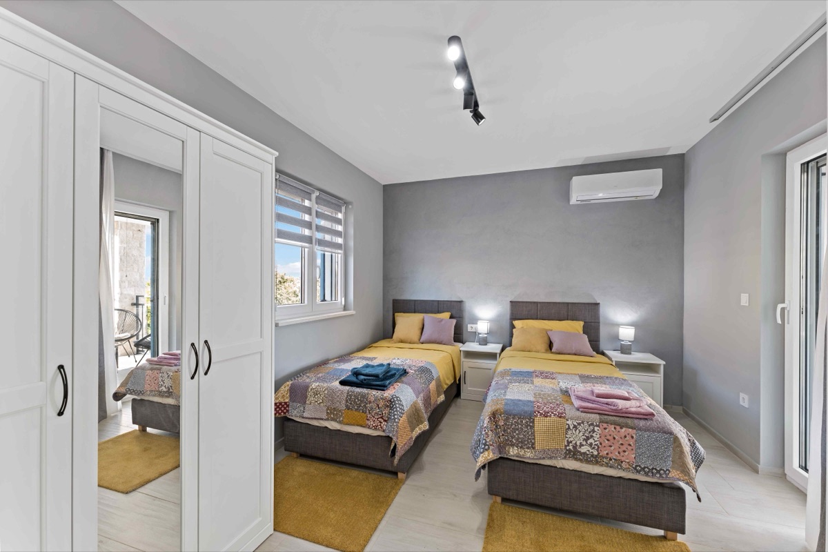 Twin bedroom